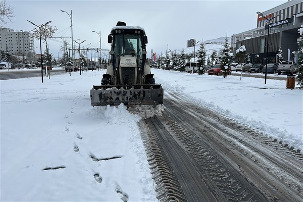 Malatya Büyükşehir Belediyesi kar mesaisini sürdürüyor