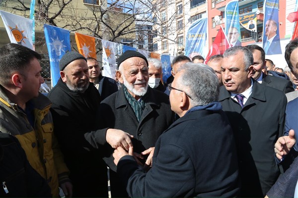 Kayseri Büyükşehir Belediye Başkanı Büyükkılıç, vatandaşlarla buluştu