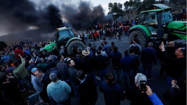 İspanya’da yolları barikatla kapatan çiftçiler, araba lastiği yaktı