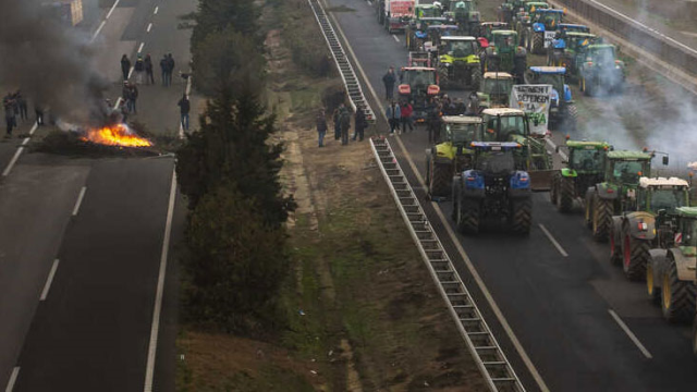 İspanya’da yolları barikatla kapatan çiftçiler, araba lastiği yaktı