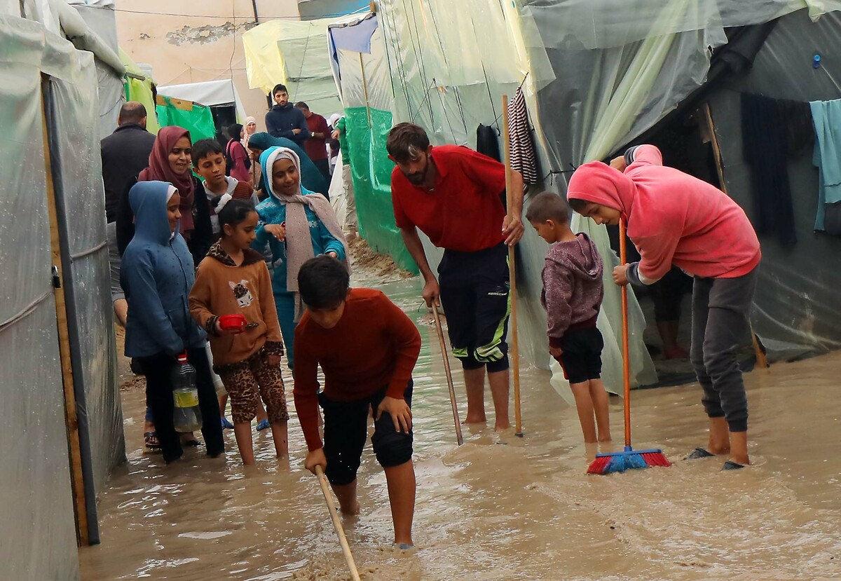 İsrail’in aç ve susuz bıraktığı Gazzeliler suyu, çamurlu yağmur birikintilerinden içiyor
