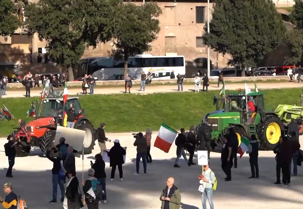 Çiftçiler İtalya’nın çeşitli yerlerinde AB politikalarına karşı protestolar düzenledi