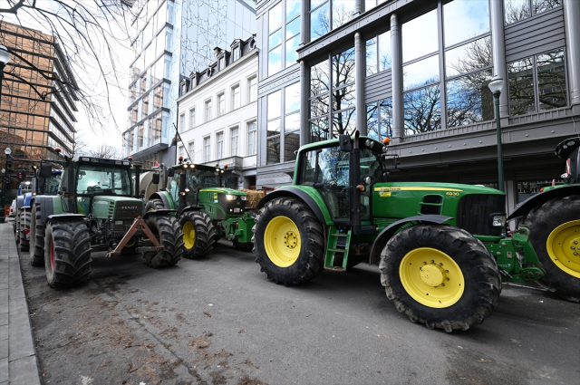 Belçika’da çiftçiler Avrupa Parlamentosu’nu kuşattı