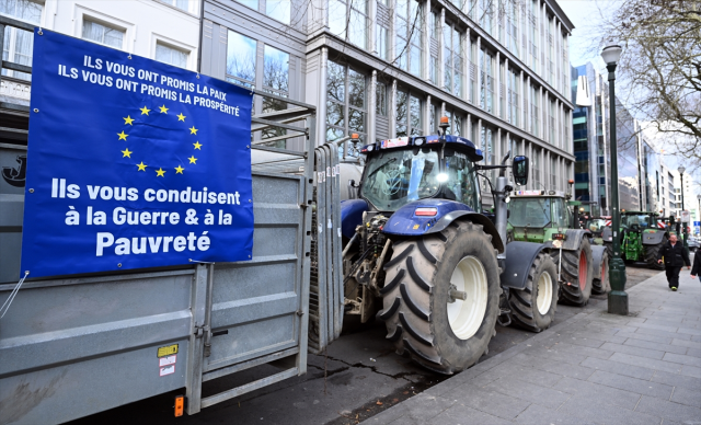 Belçika’da çiftçiler Avrupa Parlamentosu’nu kuşattı