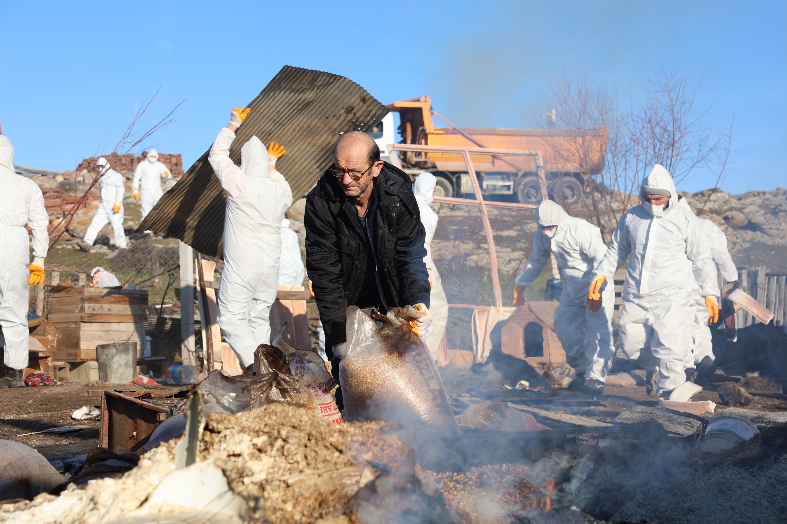 Eskişehir Büyükşehir Belediyesi çalışanları, yangında evini kaybeden aileyi ziyaret etti