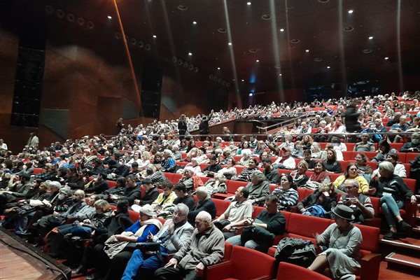 Ayak Bacak Fabrikası adlı tiyatro oyunu İstanbul’da seyircisi ile buluştu