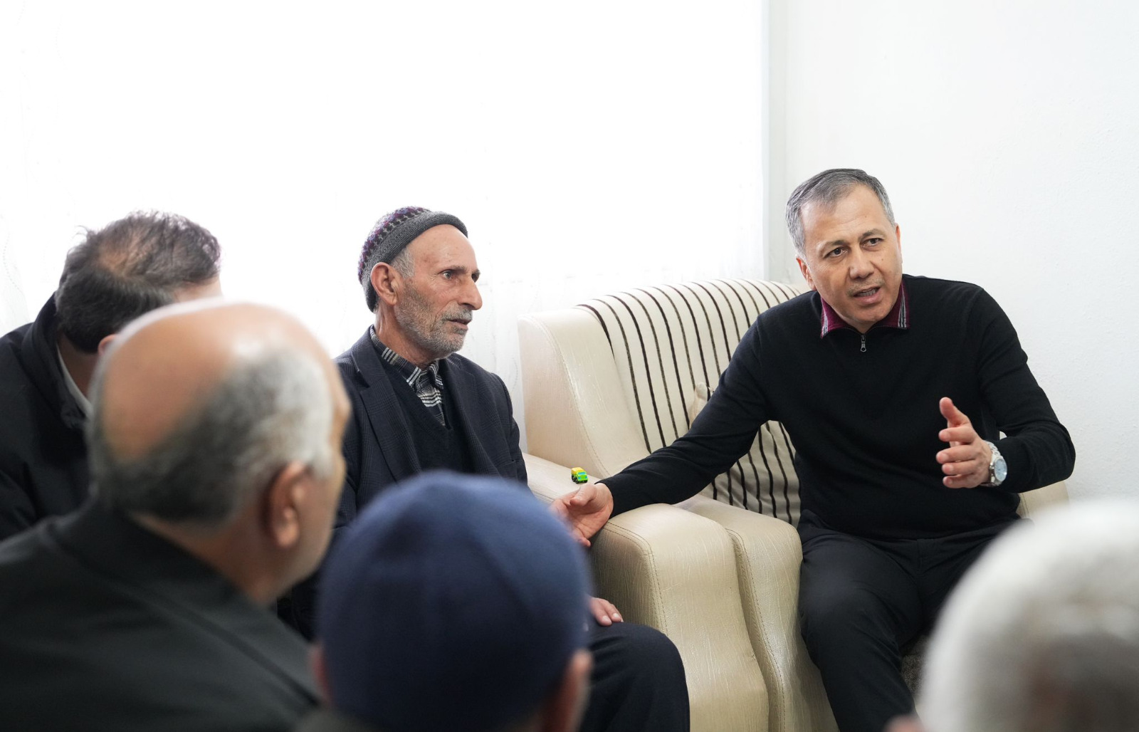 Bakan Yerlikaya’dan Erzincan’daki maden ocağı çalışanlarının ailelerine ziyaret