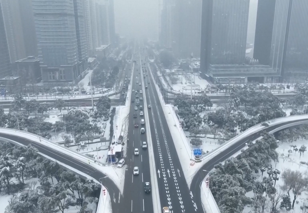 Hubei’de yoğun kar yağışı trafiği olumsuz etkiledi