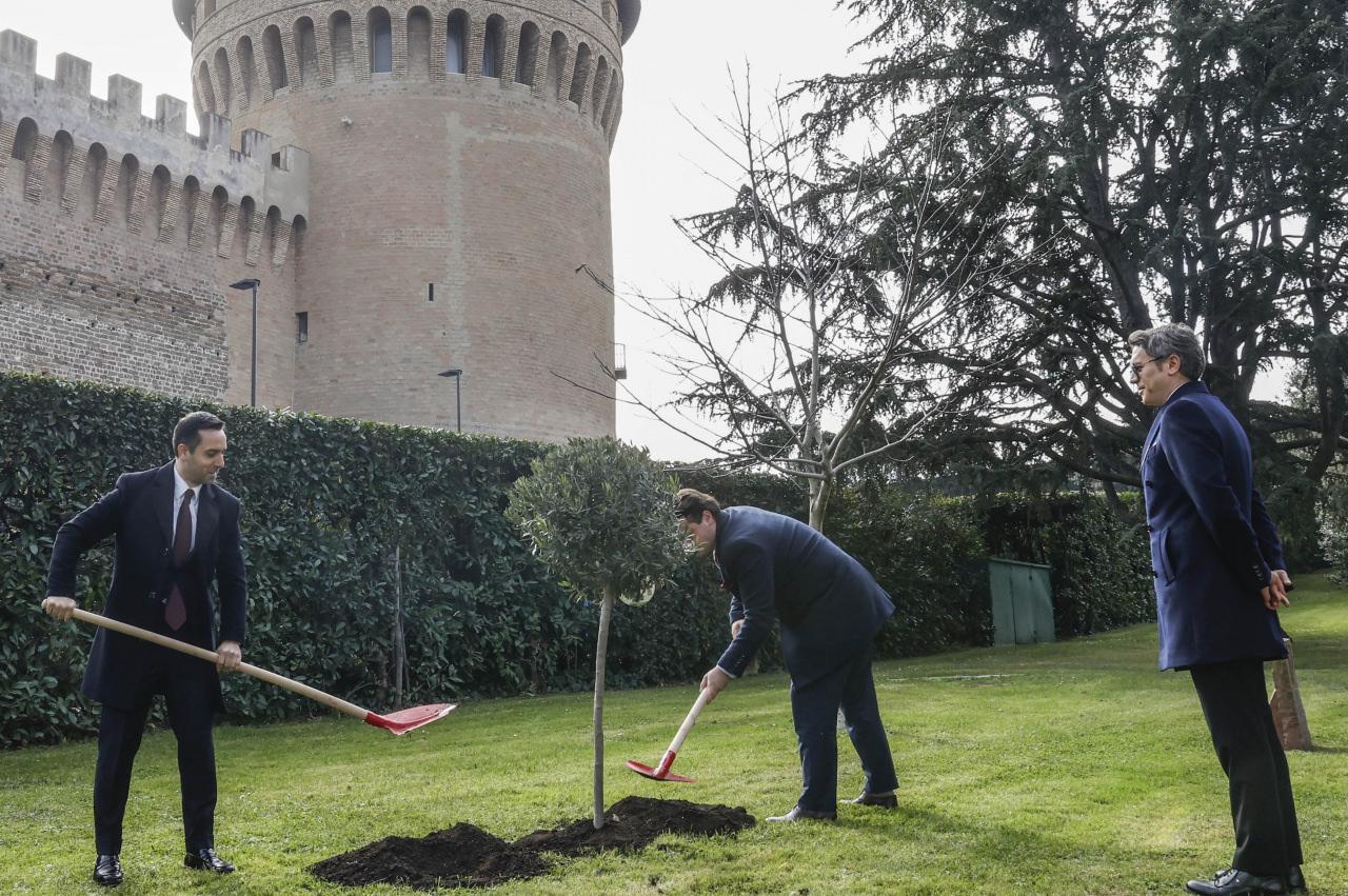 6 Şubat depremlerinde hayatını kaybedenler anısına Vatikan Bahçeleri’ne ağaç dikildi