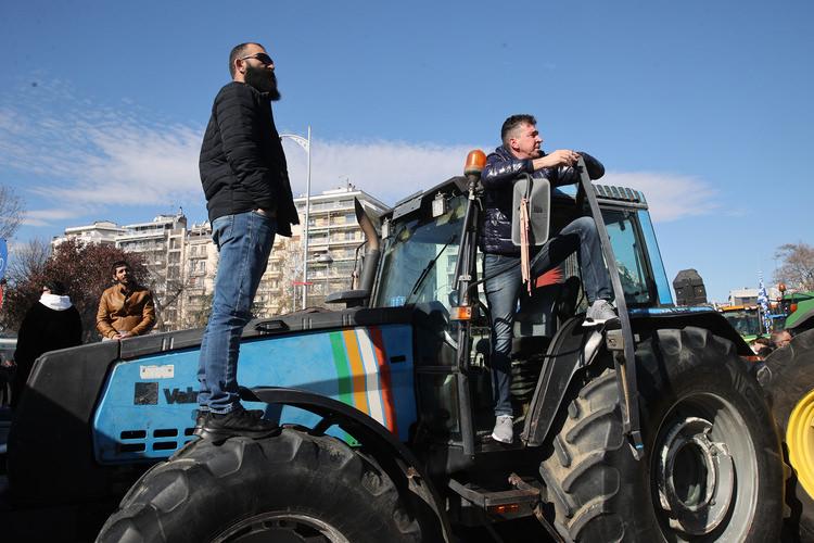 Yunanistan’da çiftçiler traktörleriyle eylem yaptı