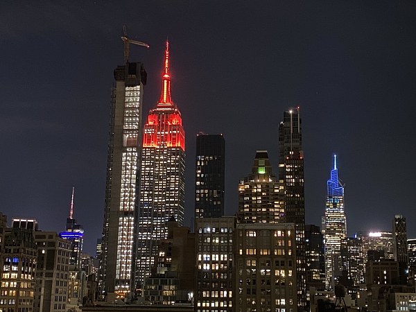 Dünyanın simge binaları, Ejderha Yılı’nı özel aydınlatmalarla kutladı
