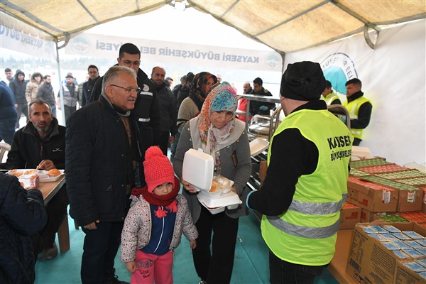 Başkan Büyükkılıç: “Yüzyılın afeti, yüzyılın dayanışmasına dönüştü”