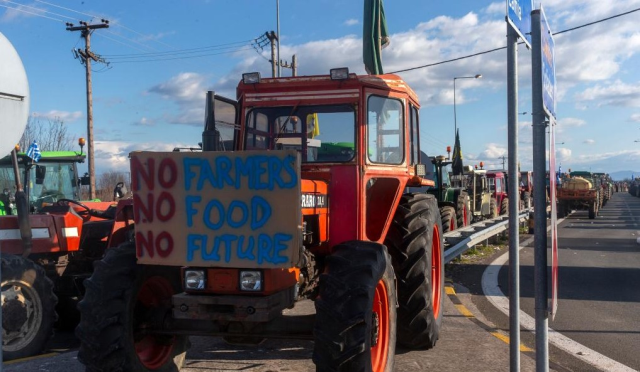 Yunanistan’da çiftçiler traktörleriyle eylem yaptı