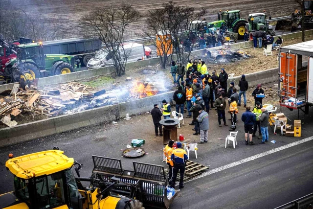 Avrupa’da tarım politikalarını protesto eden çiftçiler Belçika-Hollanda sınırını kapattı