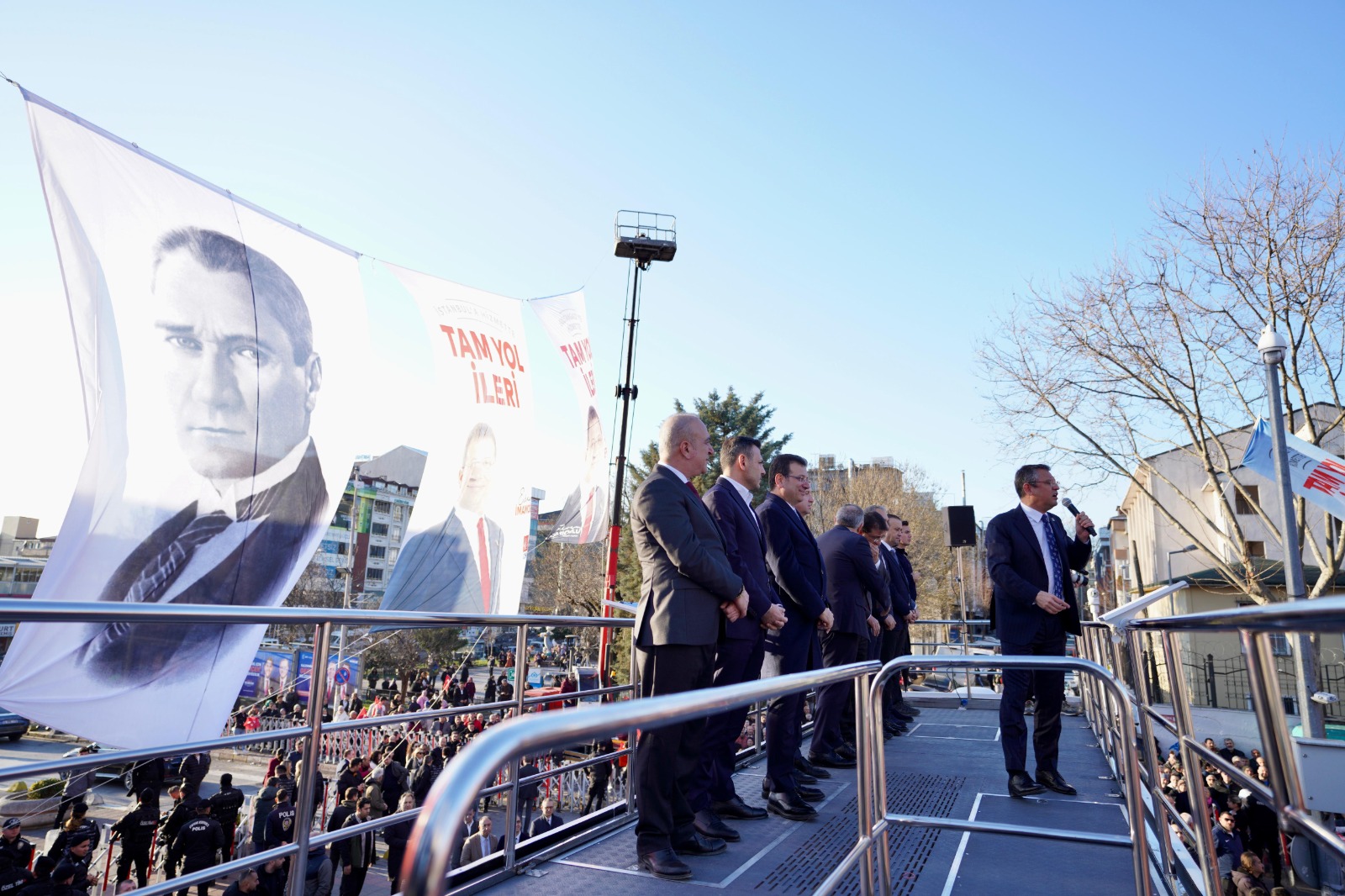 Özel ve İmamoğlu, Sultangazi’de vatandaşlarla buluştu