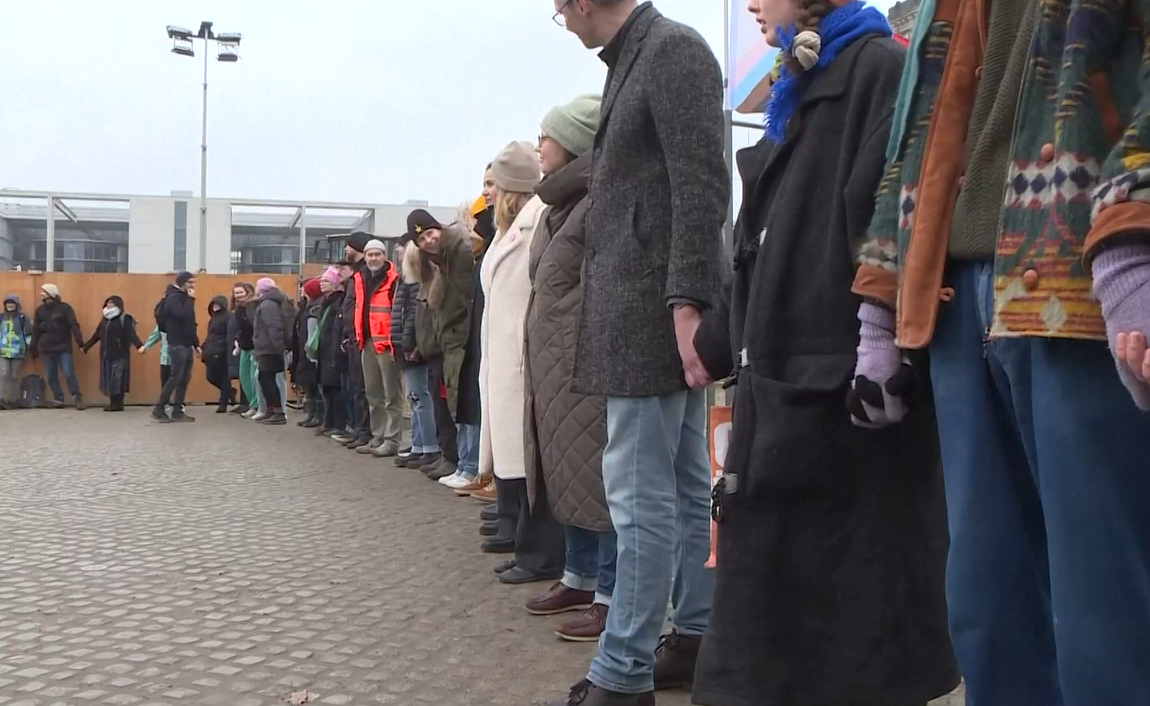 Göstericiler aşırı sağı protesto etmek için Berlin’de toplandı