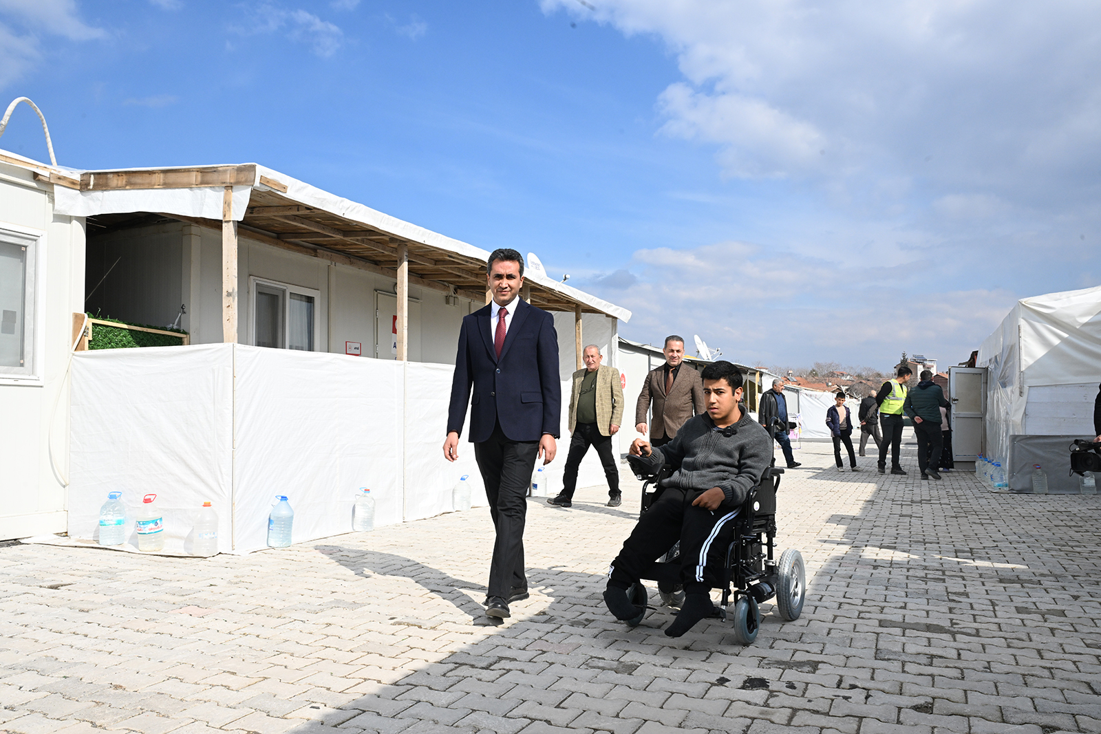 Malatya’daki engelli ve ihtiyaç sahibi vatandaşlara tekerlekli sandalye dağıtıldı