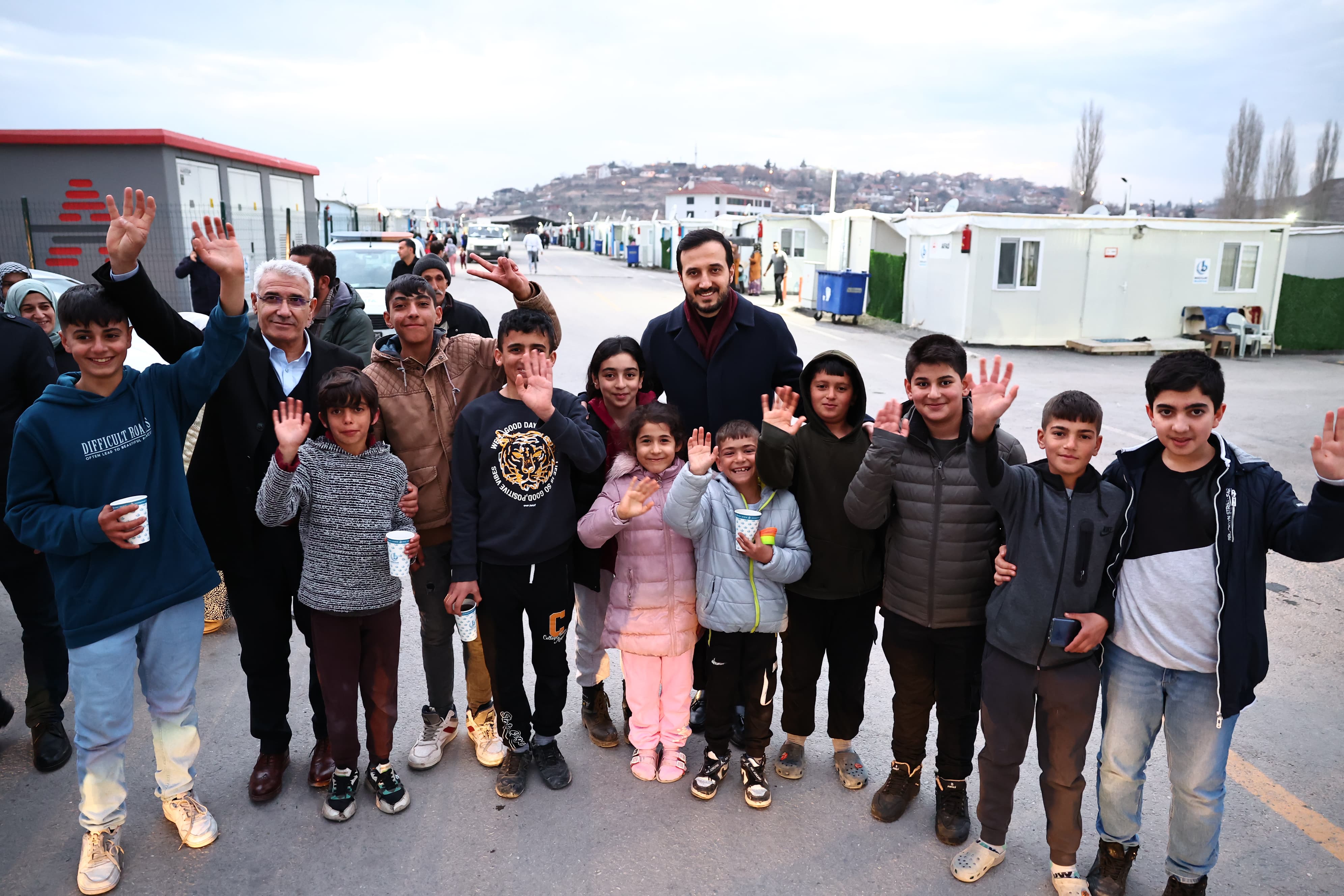 Başkan Özdemir, Adıyaman ve Malatya’da depremzedeleri ziyaret etti