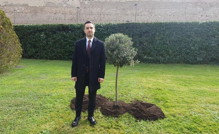 Vatikan’da 6 Şubat depremlerinde ölenlerin anısına zeytin ağacı dikildi