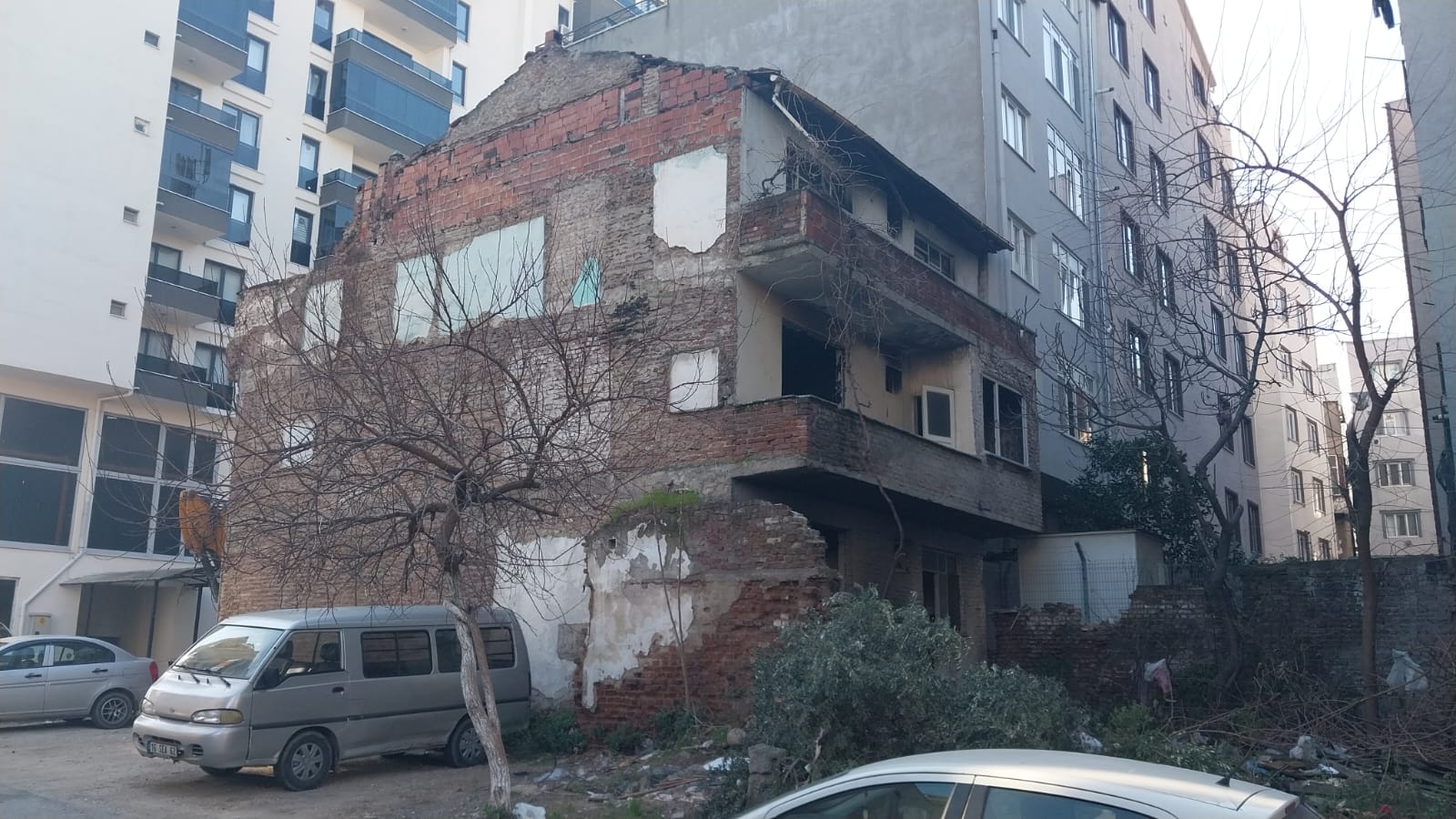 Osmangazi Balediyesi, 3 katlı metruk binanın yıkımını gerçekleştirdi