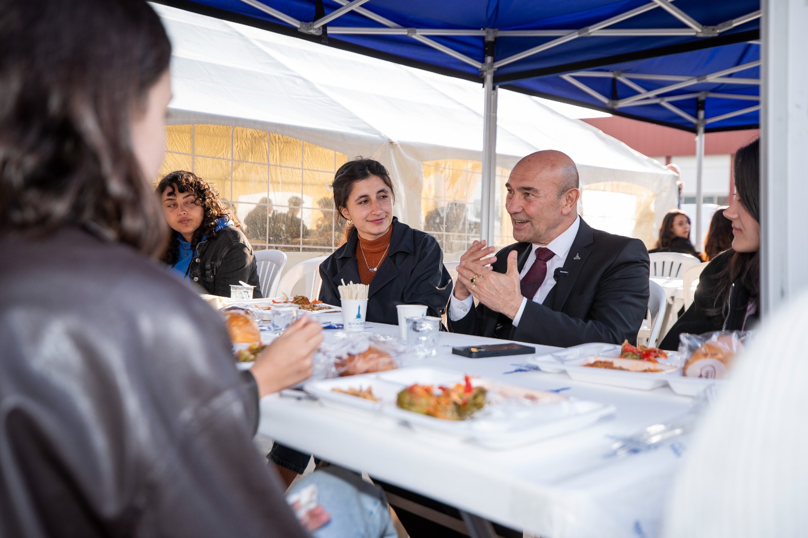 Başkan Soyer, öğrenci sofrasına konuk oldu