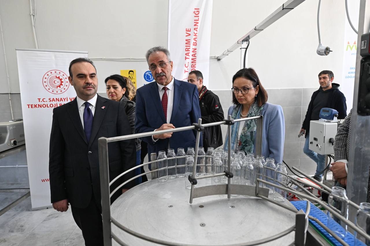 Bakan Kacır, 4.4 milyon lira destekle kurulan Meyve Suyu Üretim Tesisini açtı