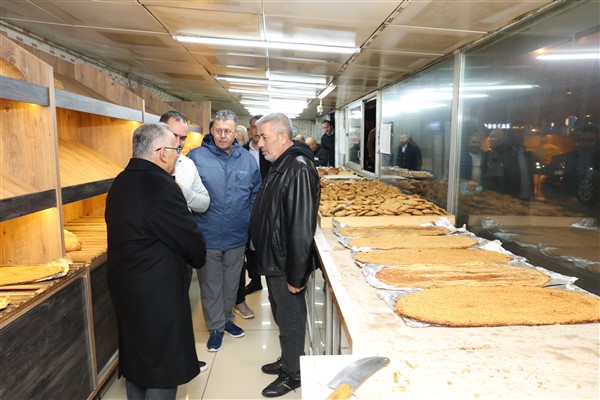 Başkan Büyükkılıç, teravih namazının ardından esnaf ziyareti yaptı