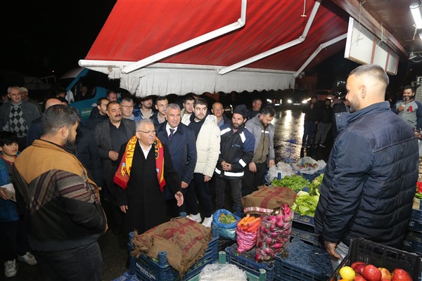 Başkan Büyükkılıç, teravih namazı sonrası esnaf ziyareti yaptı