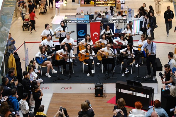 ESMEK kursiyerleri konser verdi