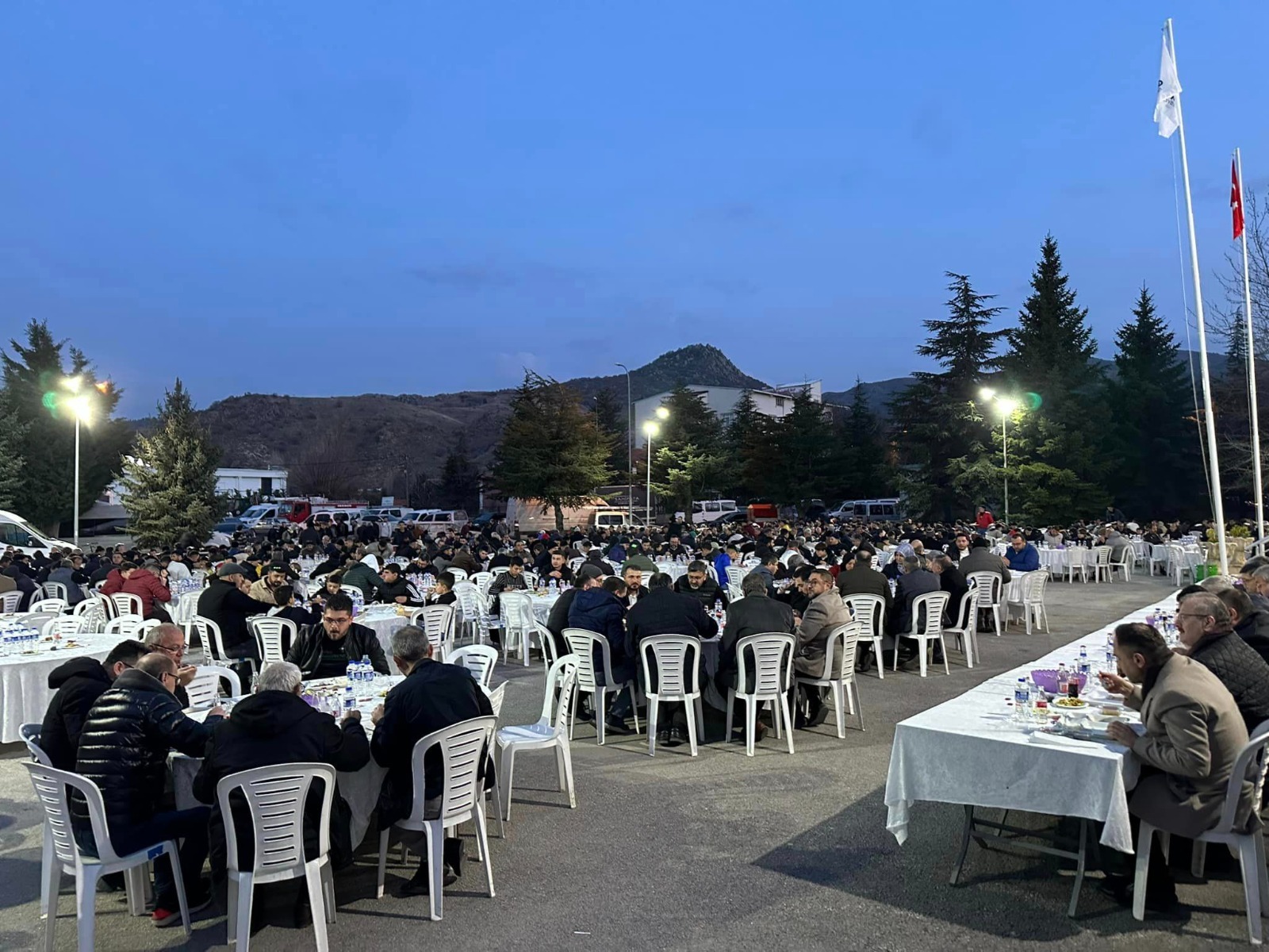 Erkmen Belediyesi’nin iftar yemeğine 3 bin kişi katıldı