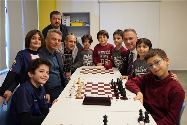 Başkan Çalık, satrançta Türkiye şampiyonu olan Hışır’ı ziyaret etti