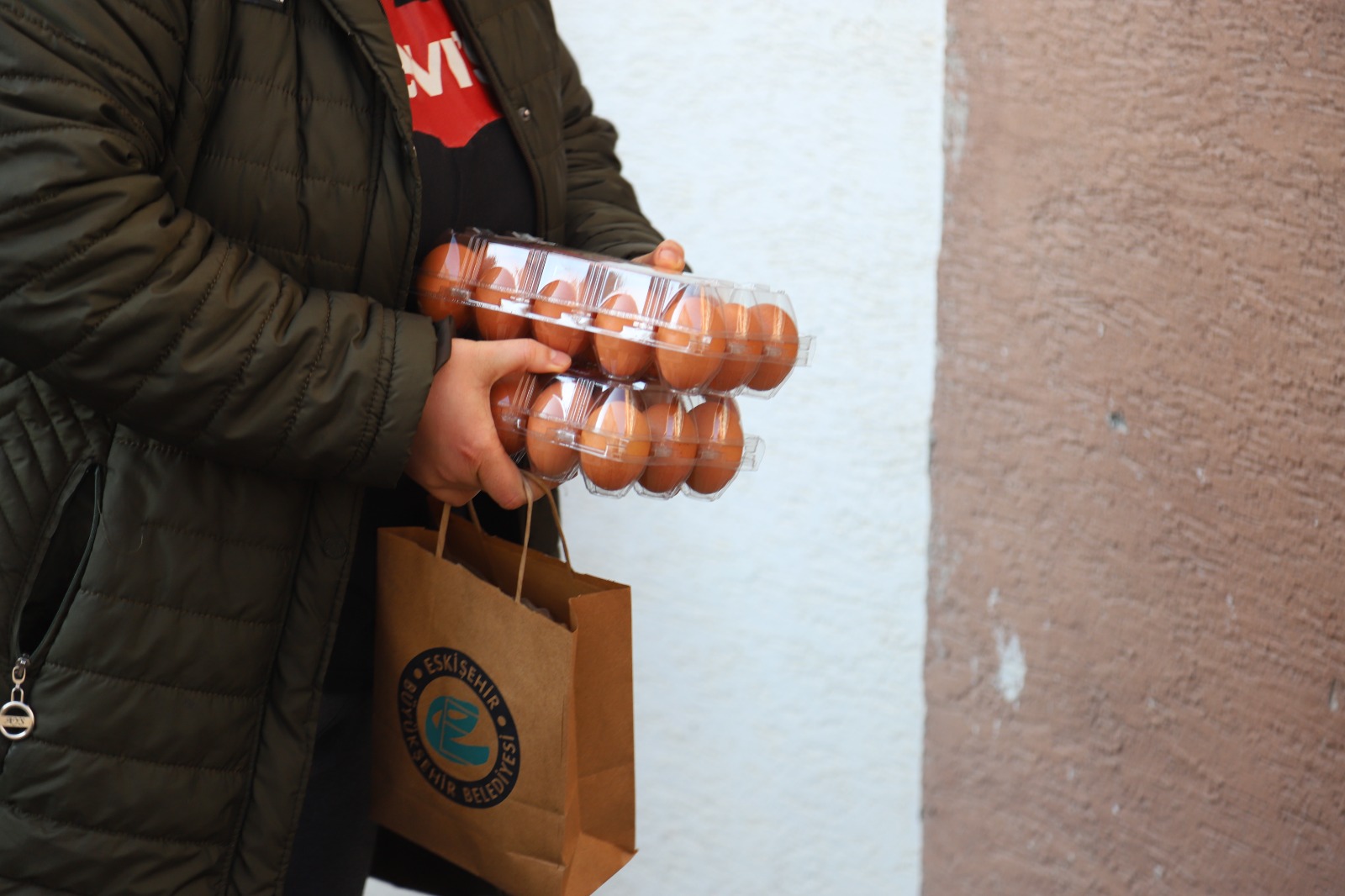 Eskişehir Belediyesi, ihtiyaç sahibi ailelerin çocuklarına beslenme desteği sağlıyor