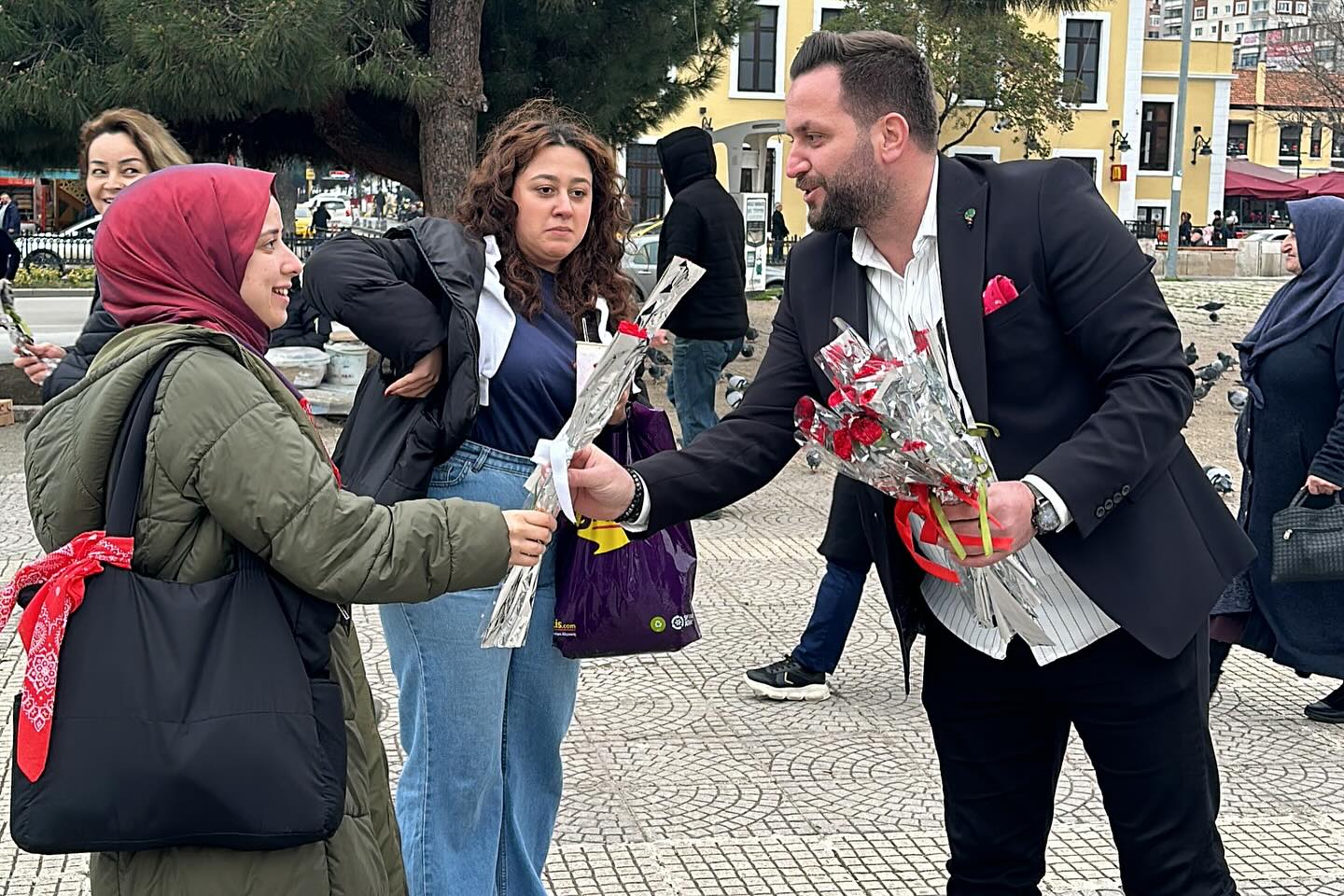 İSGİD, 8 Mart Dünya Kadınlar Gününde Samsun’da bin adet karanfil dağıttı