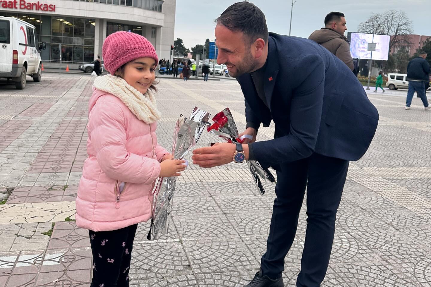 İSGİD, 8 Mart Dünya Kadınlar Gününde Samsun’da bin adet karanfil dağıttı