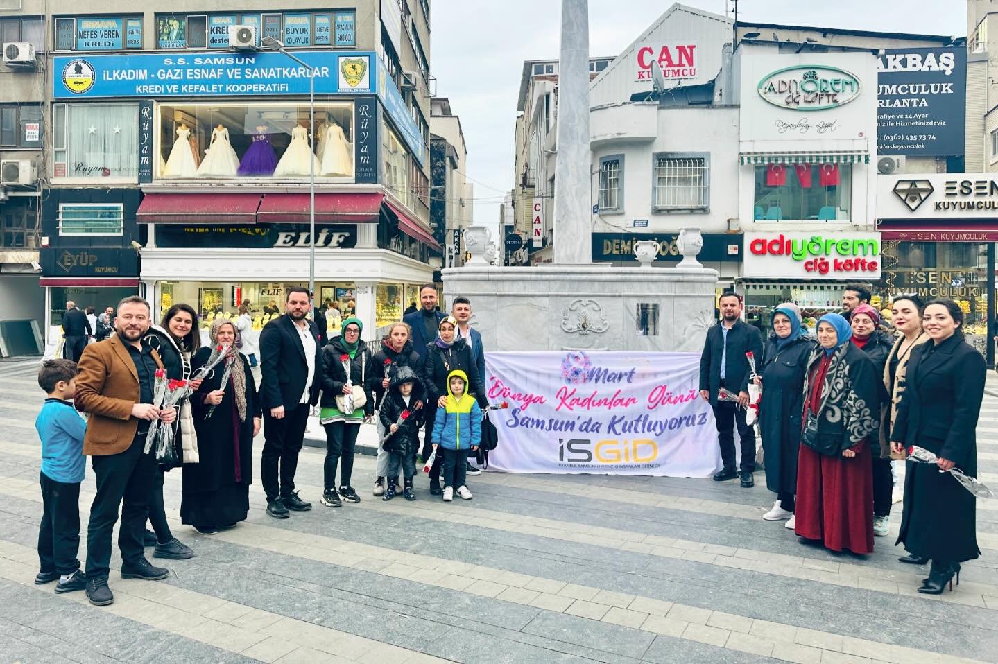 İSGİD, 8 Mart Dünya Kadınlar Gününde Samsun’da bin adet karanfil dağıttı