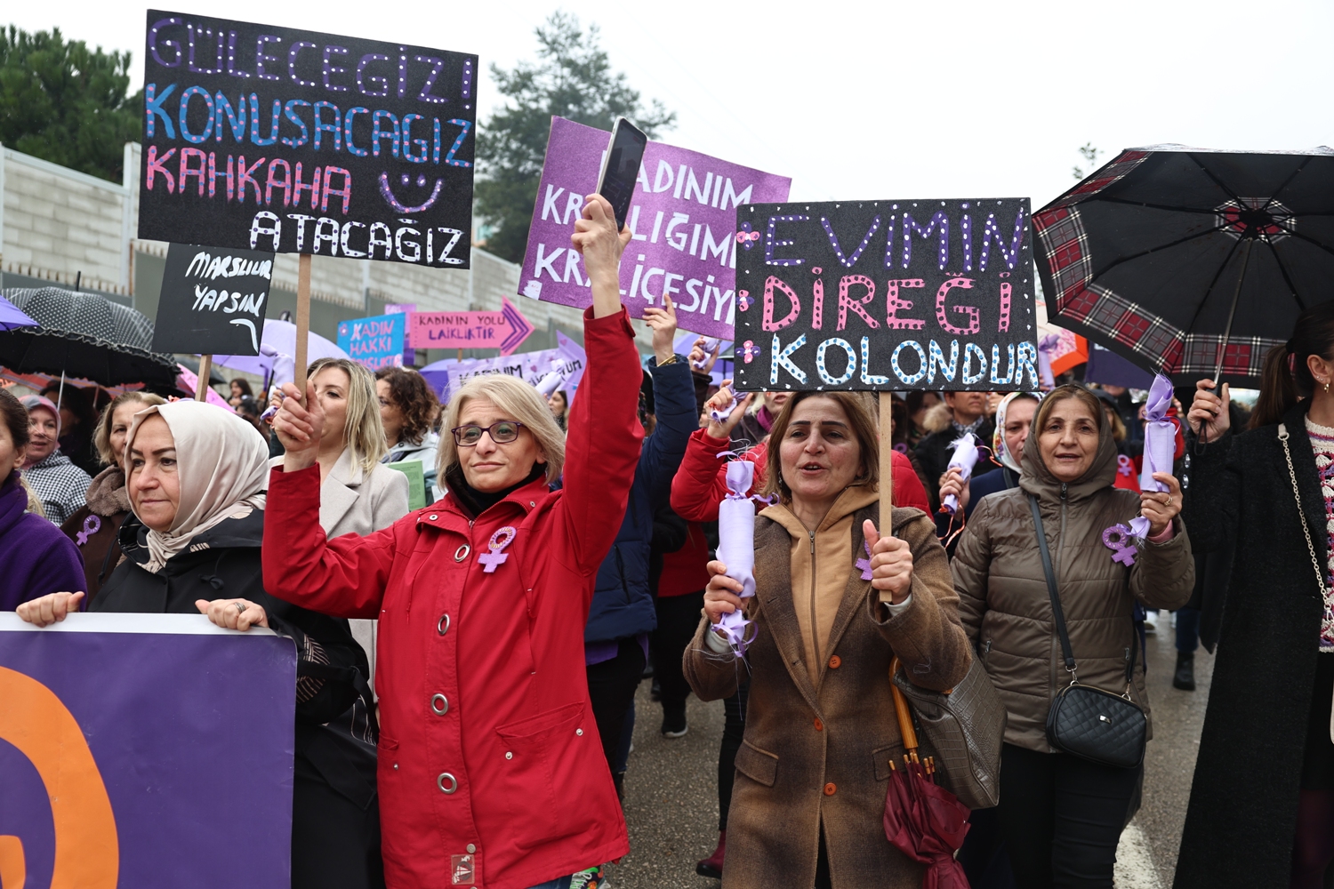 Nilüferli kadınlar 8 Mart’ta ‘Karanlığa İnat Güneşi Doğuracağız’ sloganıyla yürüdü