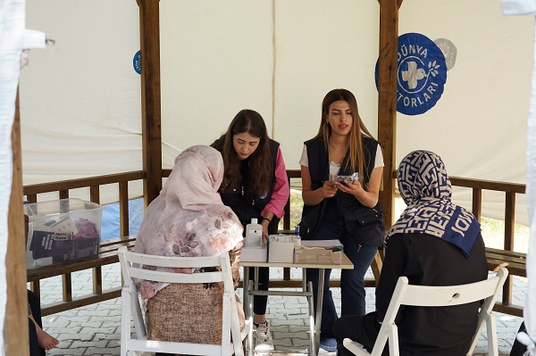 Dünya Doktorları deprem bölgesinde kadınların mücadelesine dikkat çekti