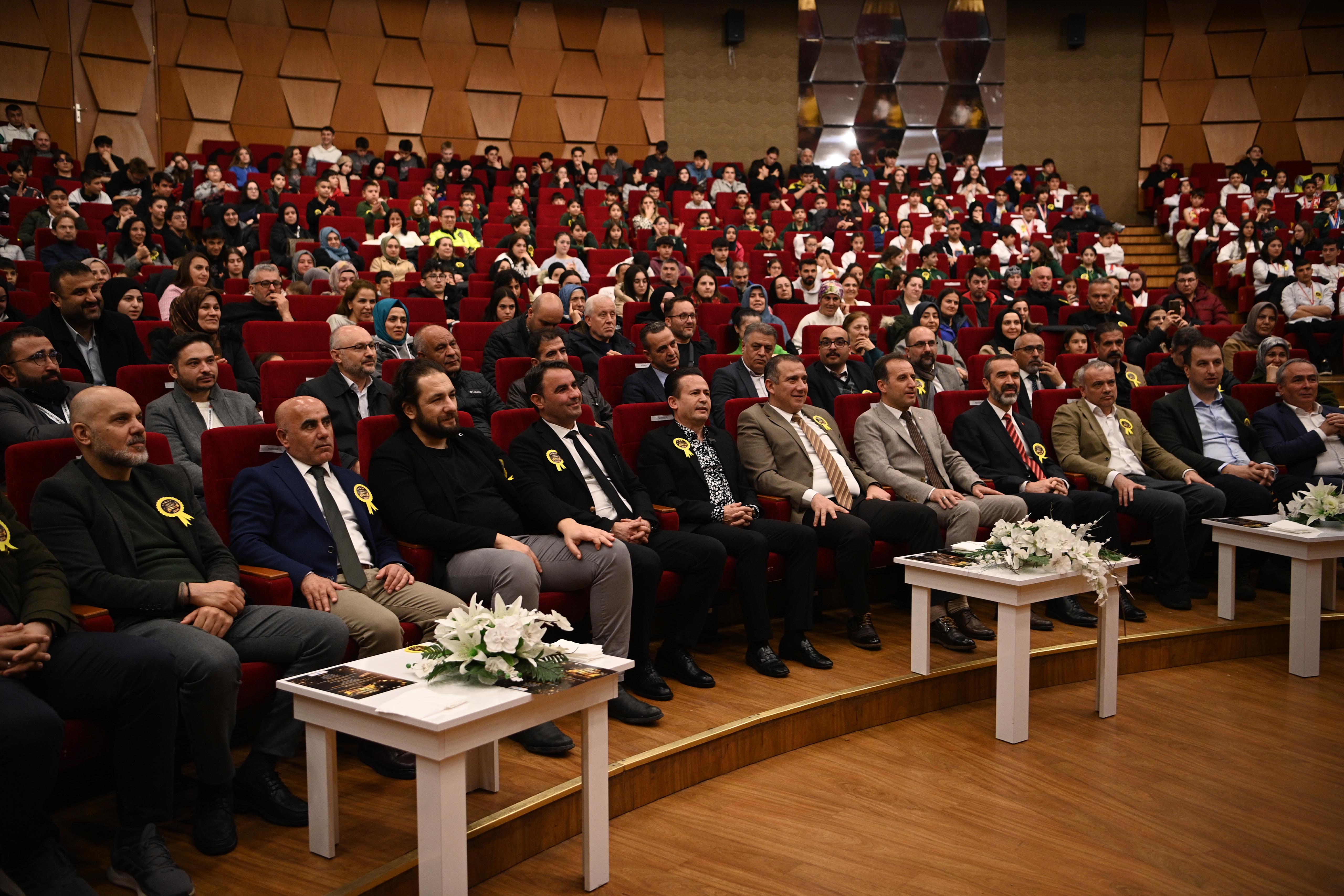 9. Tuzla’nın Yıldızlarına Ödül Yağmuru’nda 104 öğrenci ödüllendirildi