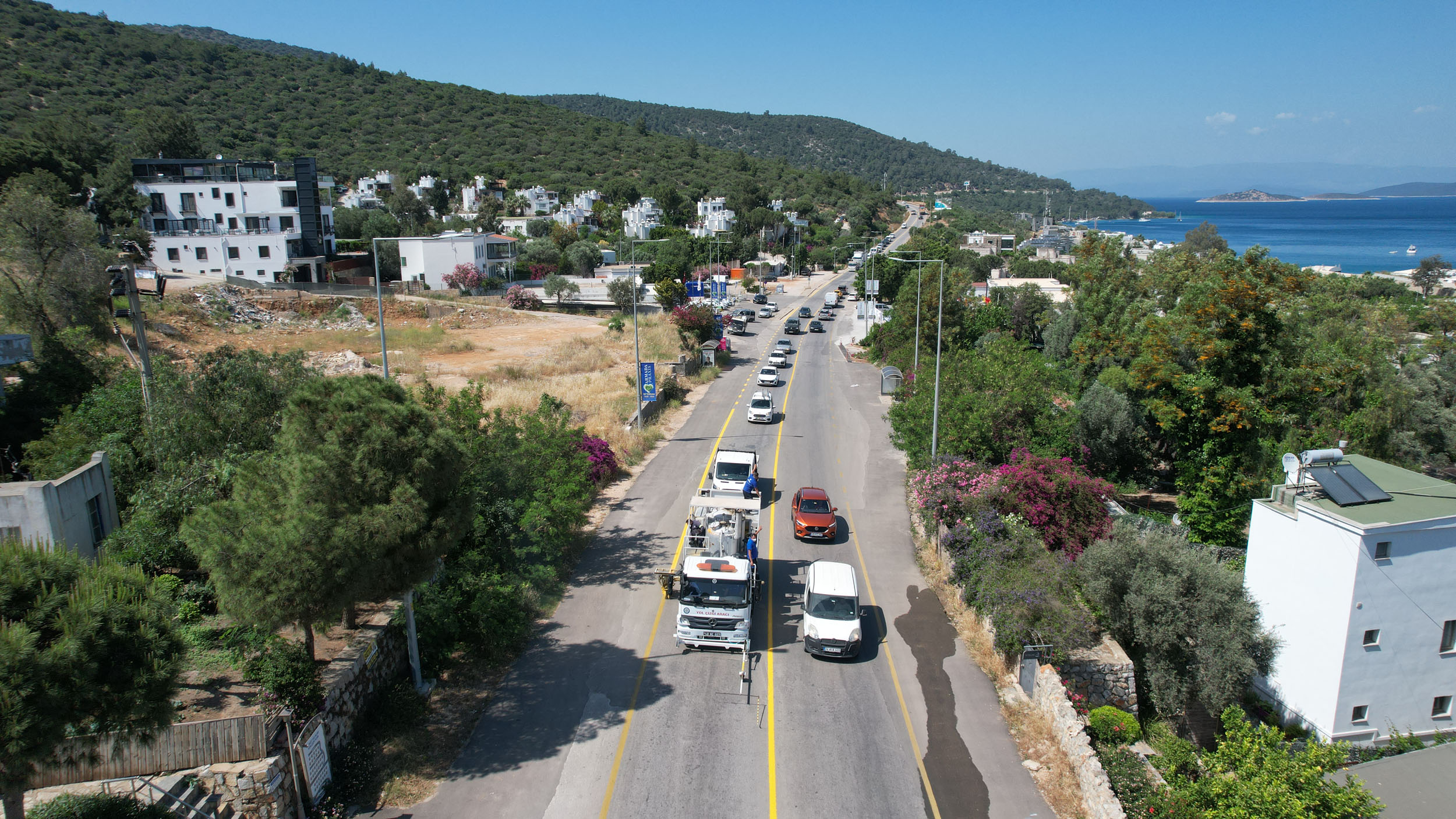 Muğla Büyükşehir Belediyesi, yol çizgi çalışmalarına devam ediyor