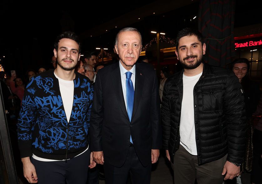 Cumhurbaşkanı Erdoğan, kafede gençlerle sohbet etti
