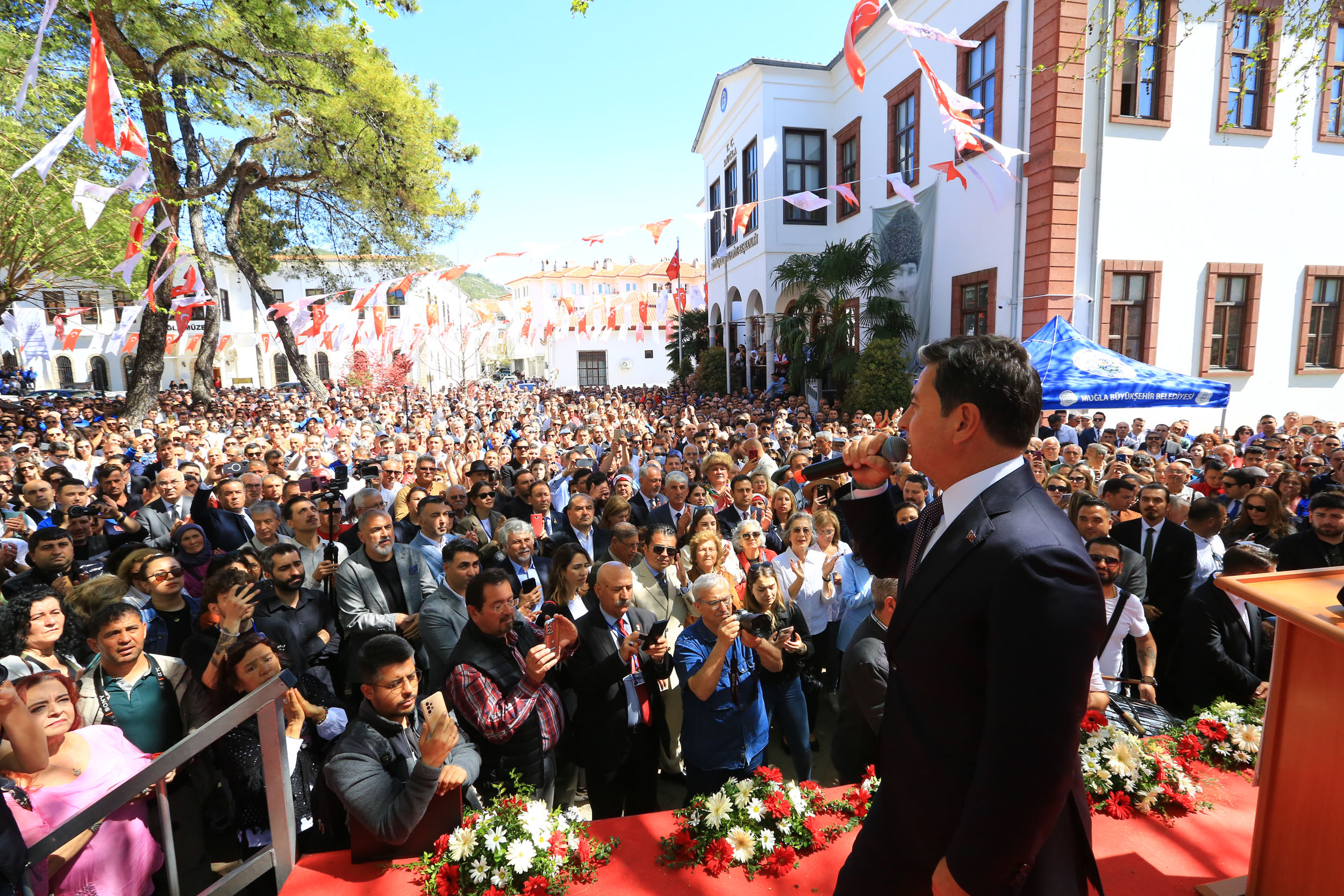 Muğla Büyükşehir Belediye Başkanı Ahmet Aras görevi devraldı