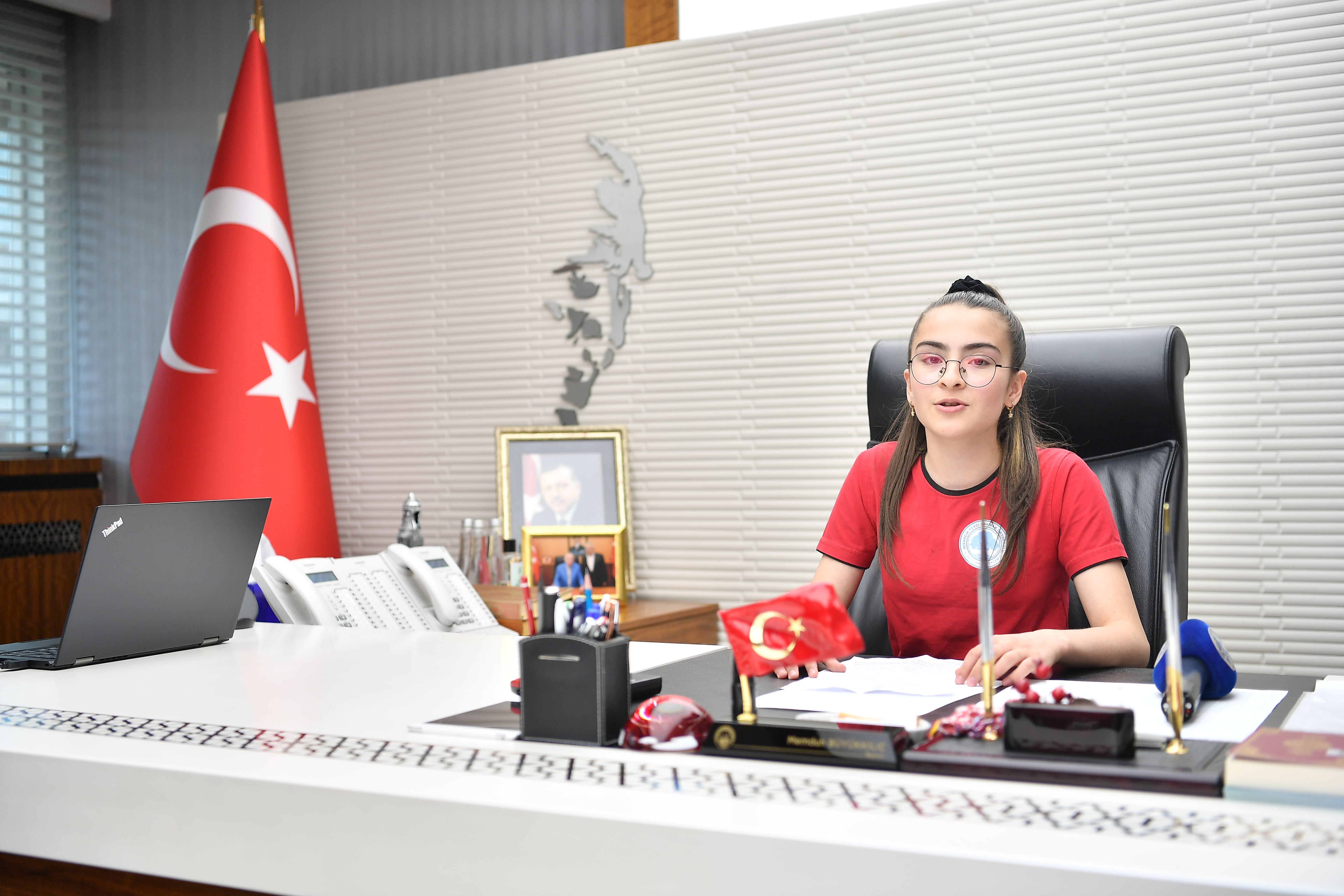 Kayseri’de 8’inci sınıf öğrencisi Azra, belediye başkanlığı koltuğuna oturdu