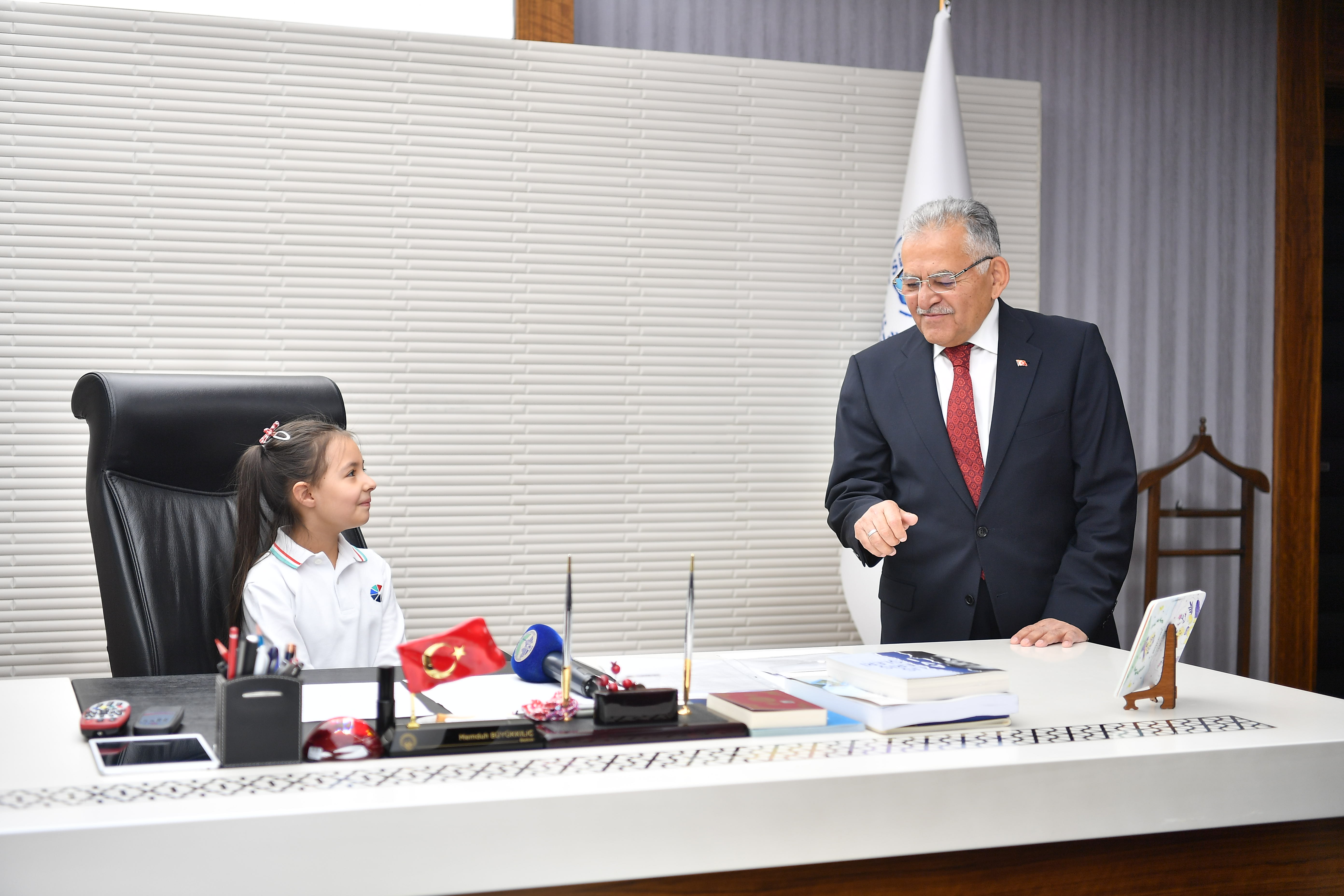 Kayseri’de 8’inci sınıf öğrencisi Azra, belediye başkanlığı koltuğuna oturdu