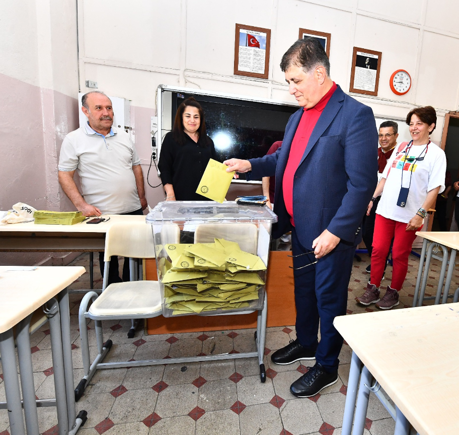 Başkan Tugay, İzmir Tabip Odası seçimlerinde oy kullandı
