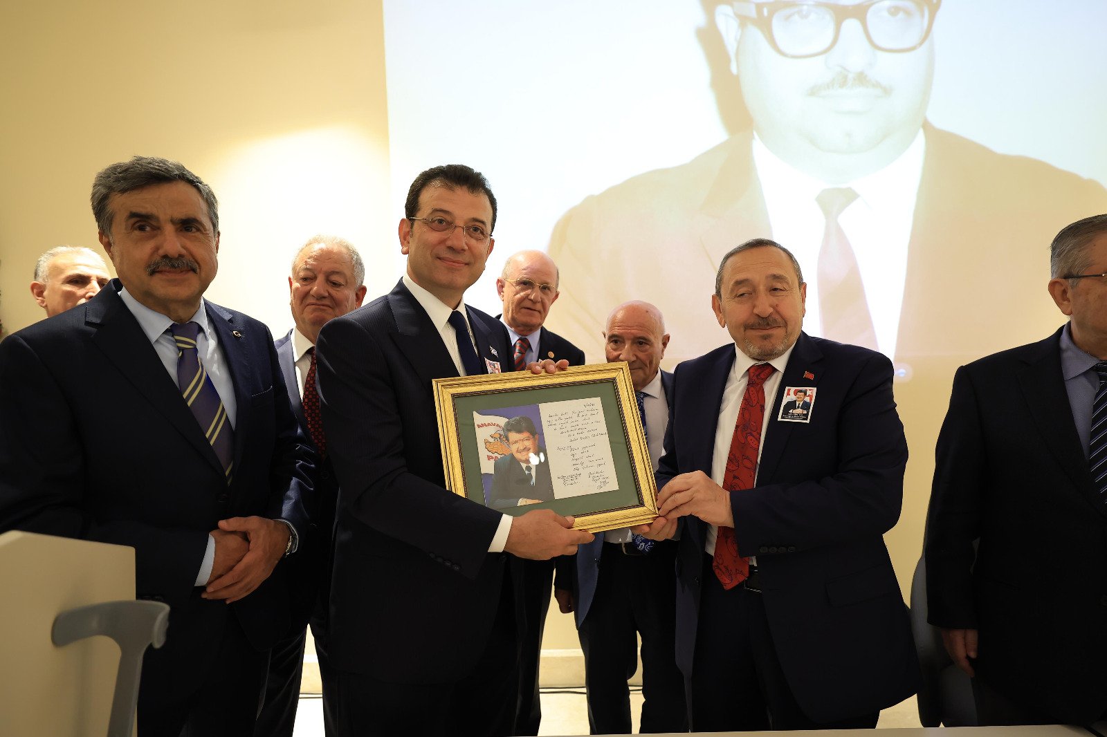 İmamoğlu, 8’nci Cumhurbaşkanı Turgut Özal’ı anma törenine katıldı