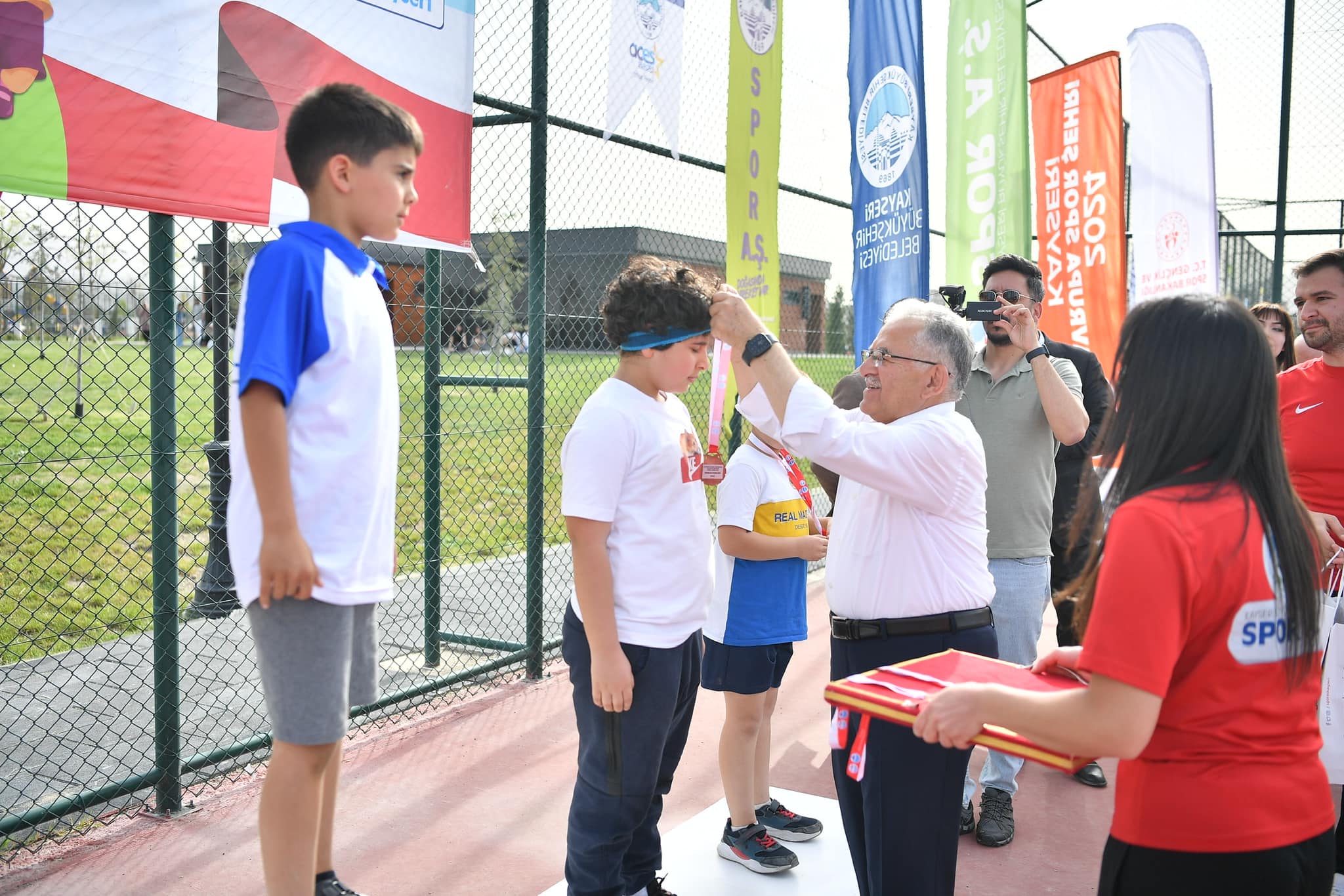 Başkan Büyükkılıç, Tenis Turnuvası’nda dereceye giren çocuklara madalyalarını verdi