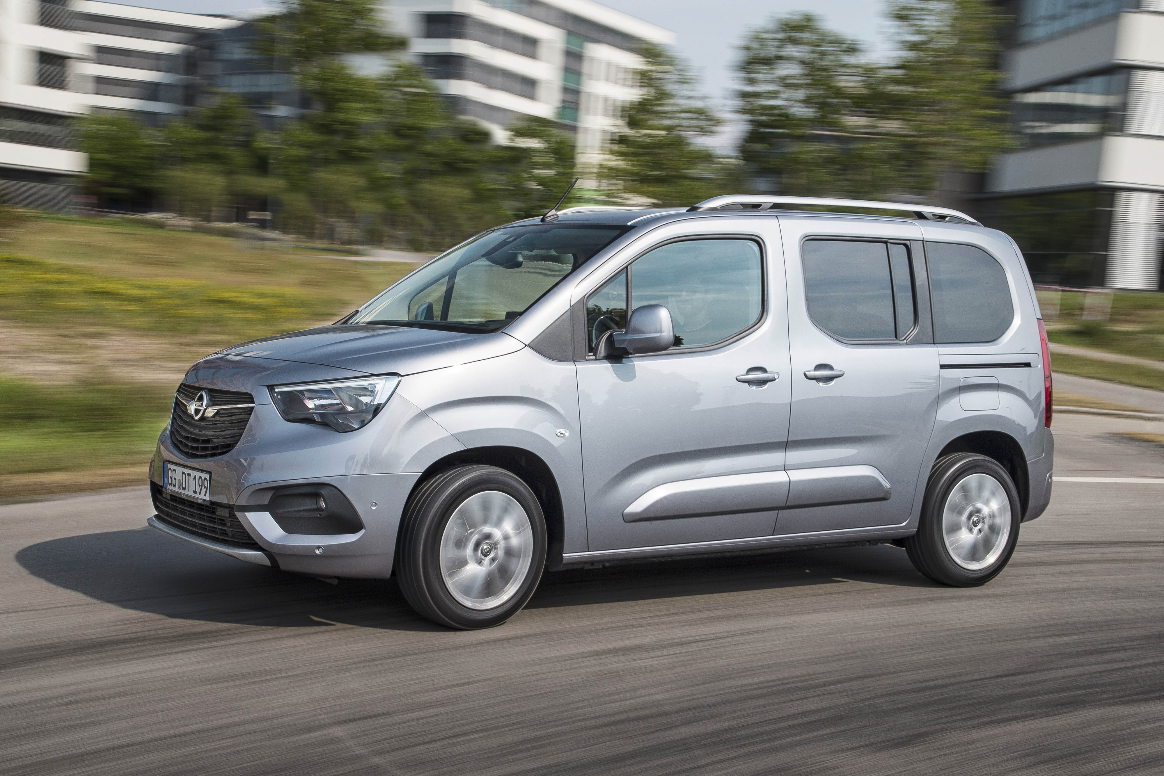 Opel, nisan ayında kredi seçenekleri sunuyor