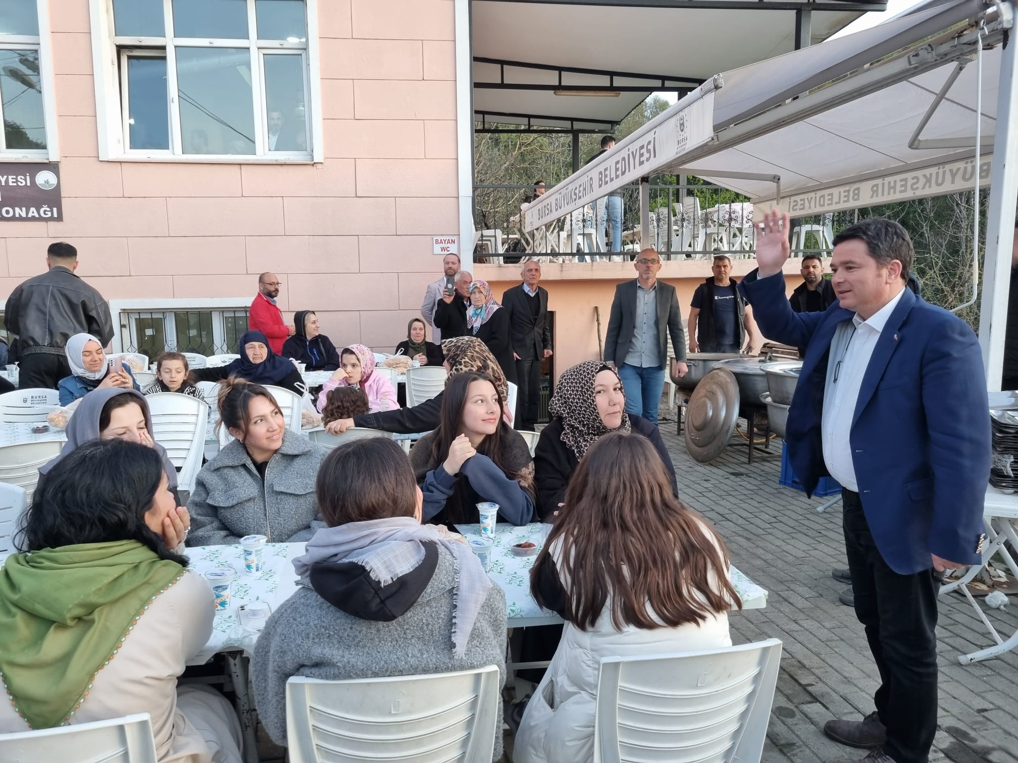 Osmangazi Belediye Başkanı Aydın, vatandaşların düzenlediği iftar programına katıldı