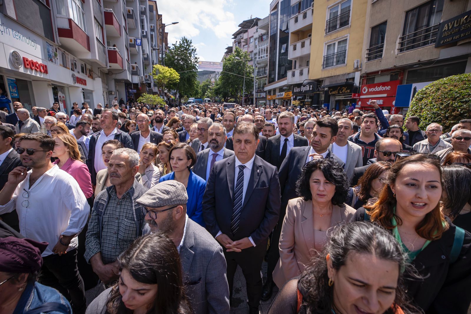 Başkan Tugay, Soma’da maden şehitlerinin aileleriyle bir araya geldi