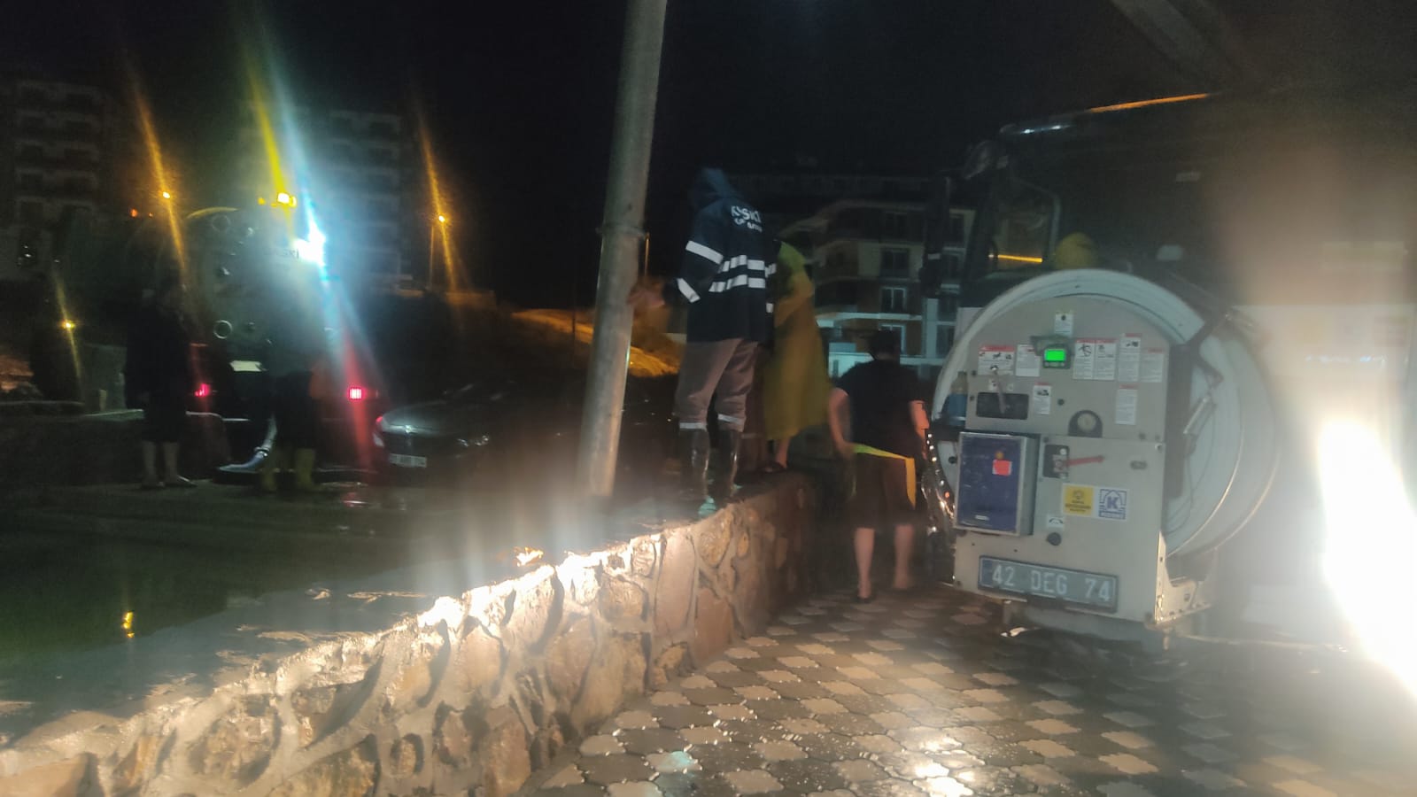 Konya Büyükşehir ekipleri, Hatay’da sel ve su baskınlarına müdahale ediyor